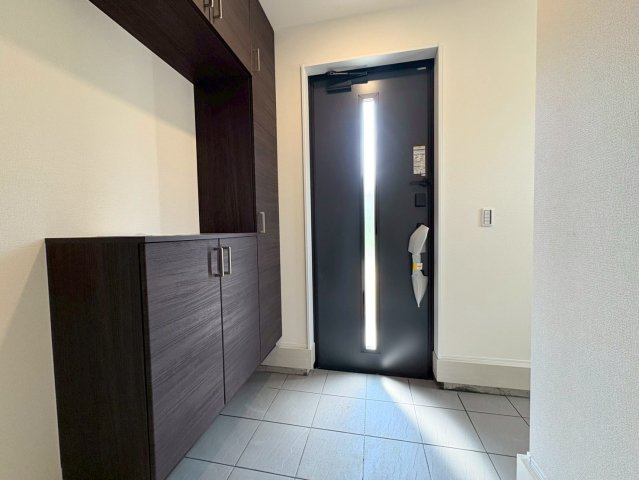 リーブルガーデン　江南市小脇町3期　全1区画分譲の玄関|大容量のシューズ収納付きで玄関周りもすっきり！玄関ドアからの光が玄関ホールを明るくしてくれます。