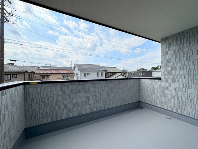 リーブルガーデン　江南市小脇町3期　全1区画分譲のバルコニー|バルコニーは南向きで洗濯物もよく乾きます！強度と表面積硬度を持つFPRで防水しています。