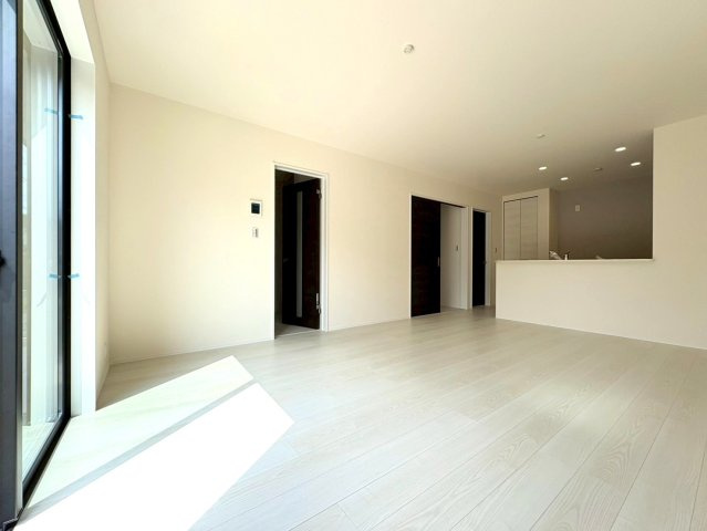 リーブルガーデン　江南市小脇町3期　全1区画分譲の居間・リビング|明るい日差しをふんだんに取り込んだリビングダイニングは家族の笑顔につつまれた素敵な空間になります。
一建設の家は精度が高く丈夫な工法を採用し、「住宅トップランナー基準」に対応しています。