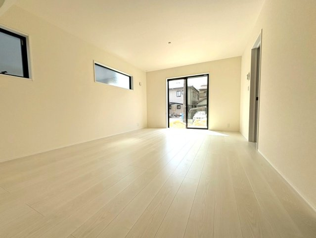 リーブルガーデン　江南市小脇町3期　全1区画分譲の居間・リビング|明るい日差しをふんだんに取り込んだリビングダイニングは家族の笑顔につつまれた素敵な空間になります。
一建設の家は精度が高く丈夫な工法を採用し、「住宅トップランナー基準」に対応しています。