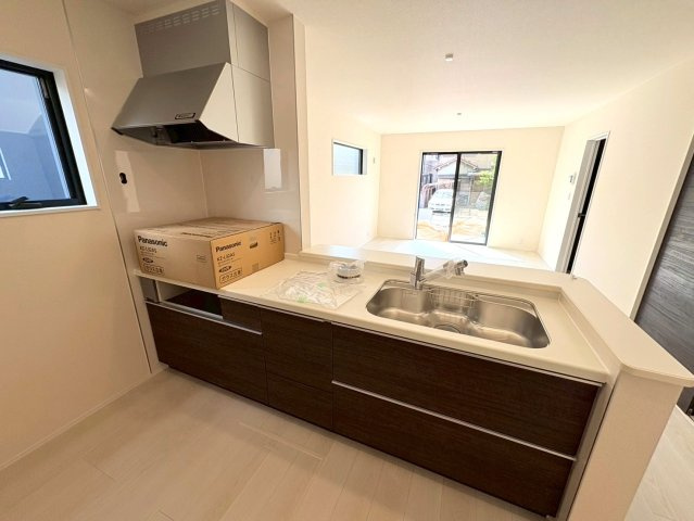 リーブルガーデン　江南市小脇町3期　全1区画分譲のキッチン|機能的で手入れがしやすいシステムキッチンでお掃除も楽々。蛇口は浄水器内蔵型で節湯CI対応水栓です。　
人造大理石カウンターやキッチンパネルなど明るくきれいにお使いいただけます。