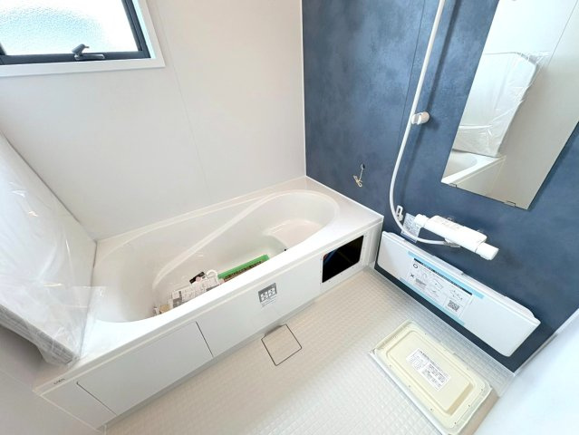 リーブルガーデン　江南市小脇町3期　全1区画分譲の浴室|明るく清潔感がある浴室。浴槽は環境にやさしい節水タイプ。浴槽内ステップで半身浴、親子入浴も安心です。
洗い場の床は乾きやすく滑りにくい快適仕様、水はけが良くカビの発生を軽減できます。
