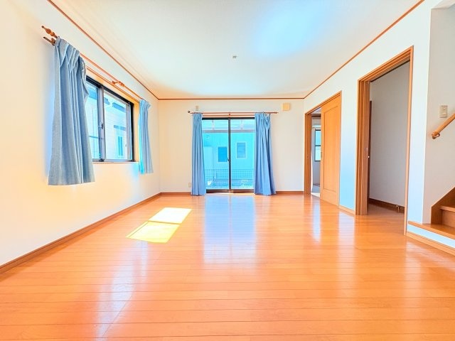 久留米市三潴町西牟田中古戸建の居間・リビング