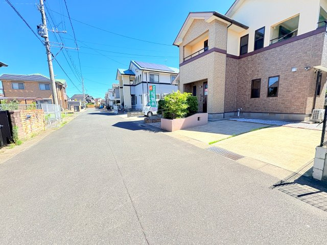 久留米市三潴町西牟田中古戸建の前面道路含む現地写真