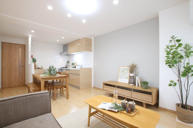 【居間・リビング】 | ☆ホームステージングしています。家具・家電・調度品等は撮影用です。