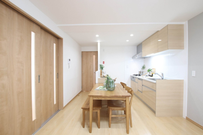 【居間・リビング】 | ☆ホームステージングしています。家具・家電・調度品等は撮影用です。