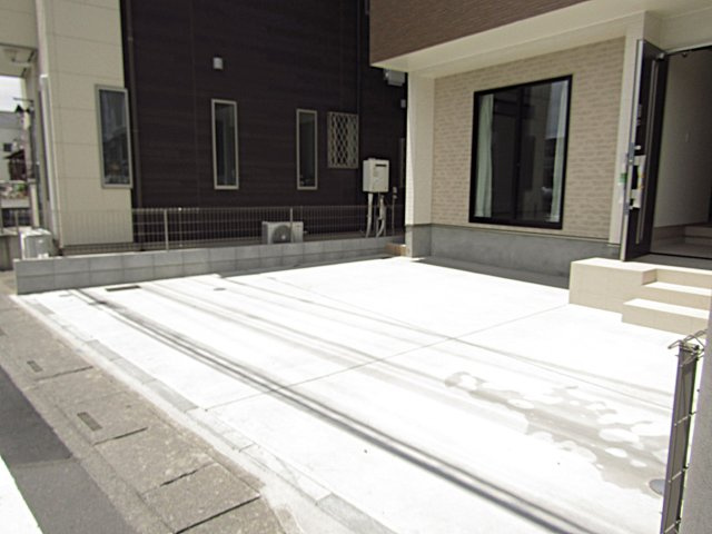 草加市青柳8丁目 新築分譲住宅の駐車場