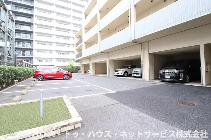 エルピスの駐車場