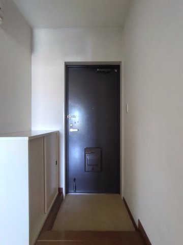 STビルの玄関