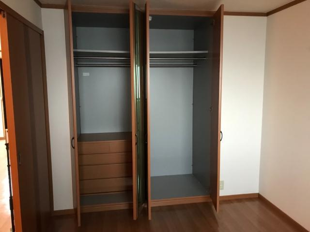 アベニール細江の収納|パイプも２本あり収納量多いクローゼット