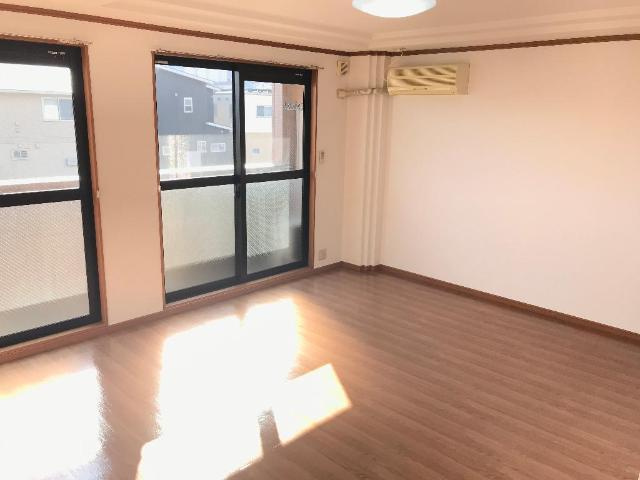 アベニール細江の居間・リビング|南面に２つの掃出し窓があり光も入りやすい