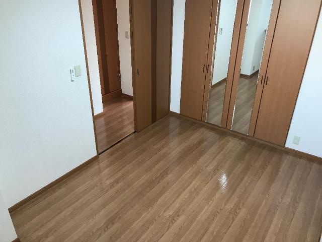 アベニール細江の内装|姿見付きのクローゼット