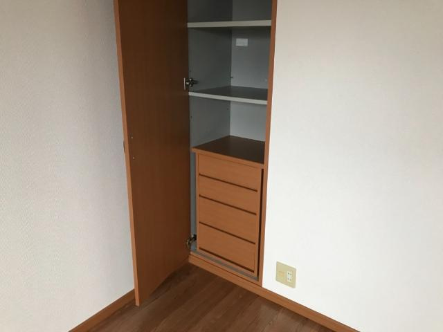 アベニール細江の収納|リビングの収納にも引き出し付き