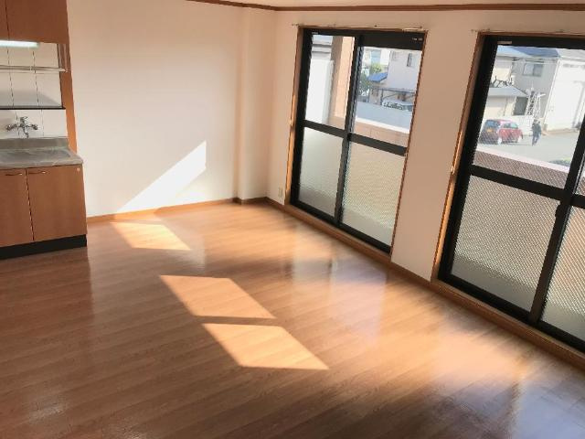 アベニール細江の居間・リビング|13.2帖の広々したリビング