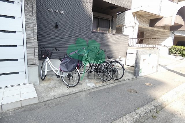 エムズオーブの駐車場