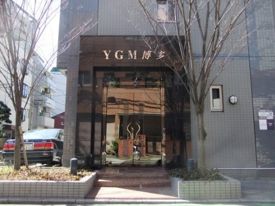 YGM博多(ワイジーエム博多)のエントランス
