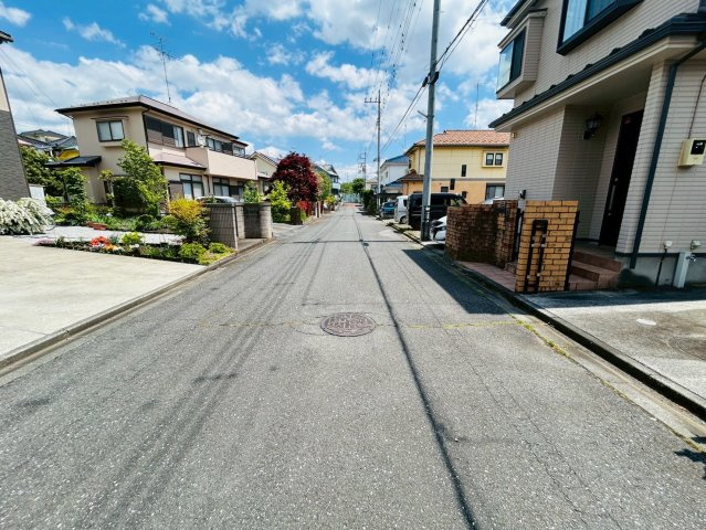 草花　中古戸建　P4台　の前面道路含む現地写真