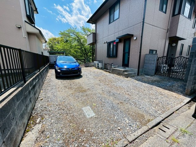 草花　中古戸建　P4台　の駐車場