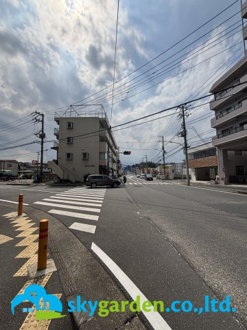 厚木市栄町2丁目　中古戸建の前面道路含む現地写真