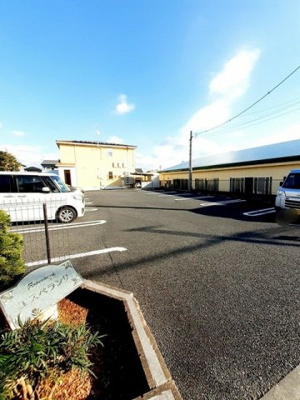 【駐車場】 | エスペランサ | 駐車場があるので、車を買う予定の方も安心です