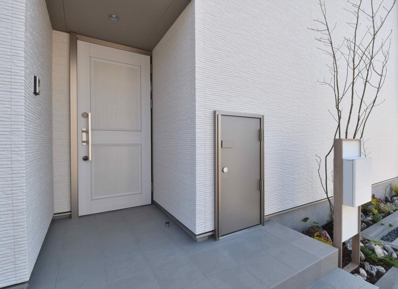 MH連島町西之浦3号棟の玄関