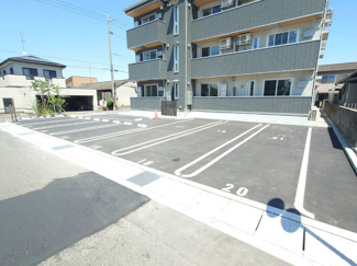 【駐車場】 | フレッチェ・ボスコⅧ | 車をお持ちの方に嬉しい駐車場付きの物件です