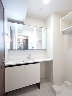 【洗面所】 | フレッチェ・ボスコⅧ | 明るい洗面所です