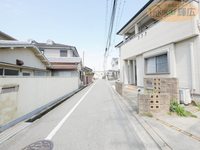 高砂市阿弥陀町南池　中古戸建の前面道路含む現地写真