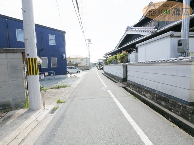 高砂市阿弥陀町南池　中古戸建の前面道路含む現地写真