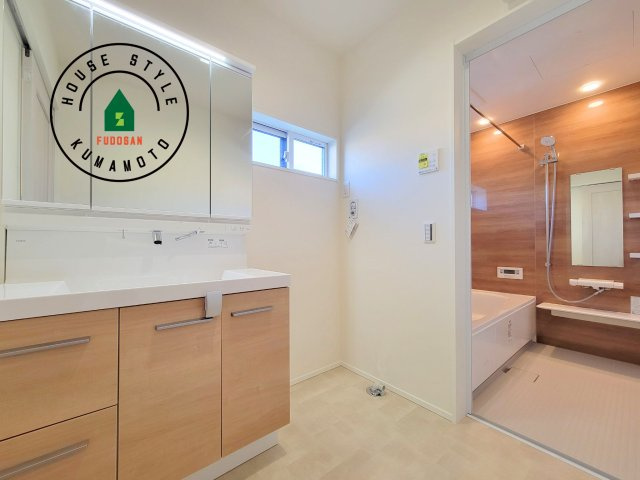 合志市幾久富第1-2棟（4号棟）の内観：施工例|ゆとりの洗面スペースで朝の身支度もスムーズに。暮らしを快適に変えるシャワー付洗面台です！