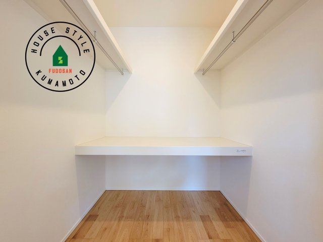 合志市幾久富第1-2棟（4号棟）の内観：施工例|洋服や大きな荷物が多い方や人数の多いご家族などは、一般的なクローゼットよりもウォークインクローゼットのほうが使い勝手が良いです。