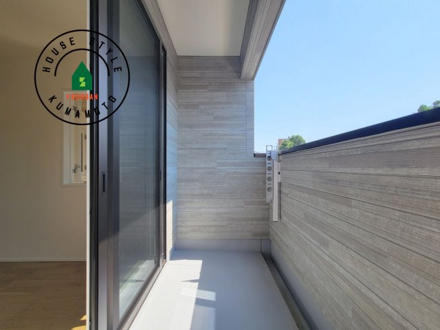 合志市幾久富第1-2棟（4号棟）のバルコニー|風をしっかりと感じられるバルコニーでは、毎日が洗濯日和です。広々としているので洗濯も楽しくなるでしょうし、気分転換にバルコニーからの眺めを楽しむのもいいでしょう。