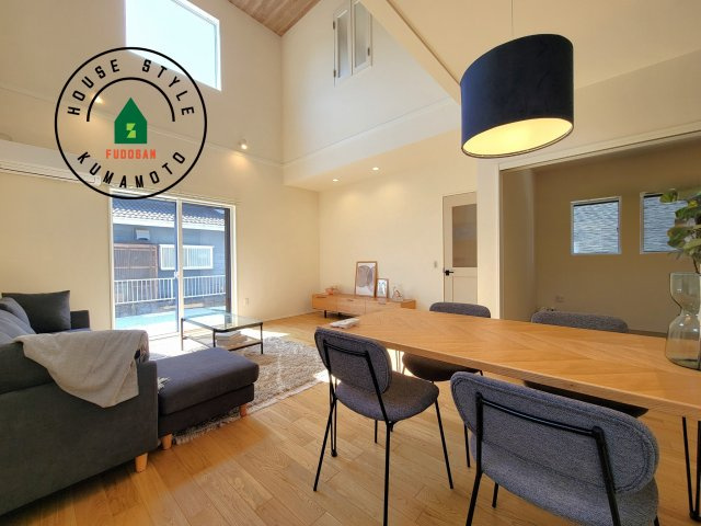 合志市幾久富第1-2棟（4号棟）の内観：施工例|明るく開放的なリビングダイニングは豊かな陽光が注ぎ込み、やすらぎの空間を演出してくれます。ご家族で楽しいひとときをお過ごし下さい。※家具はCGを合成したものです。