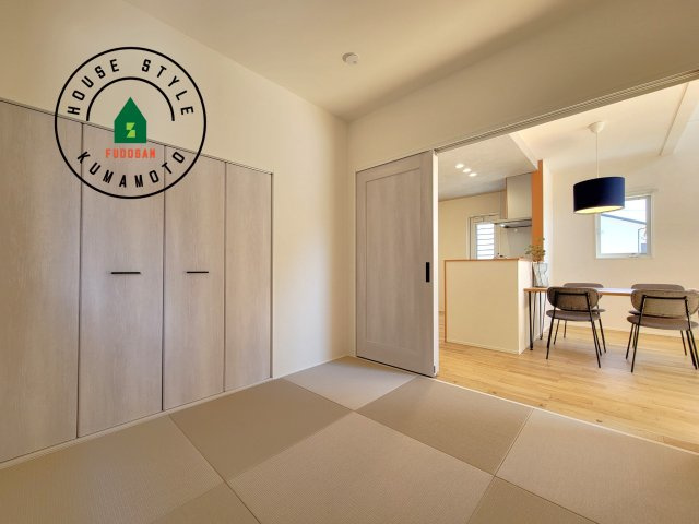 合志市幾久富第1-2棟（4号棟）の内観：施工例|和室を上手に活用すると暮らし方の幅が広がります。例えば普段は開け放して、子供の小さいうちはお昼寝や遊びのスペースに。畳はソフトなので転んでもケガをしにくく安心です