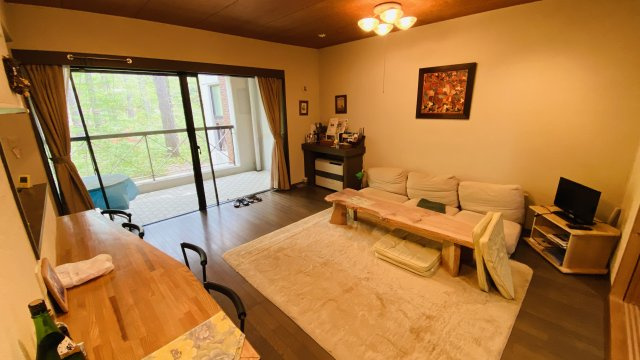 浅間ハイランドパーク プルミエールA棟1階 1LDKの居間・リビング