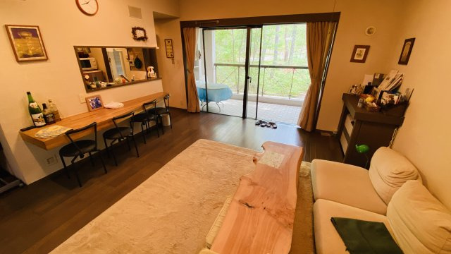 浅間ハイランドパーク プルミエールA棟1階 1LDKの居間・リビング