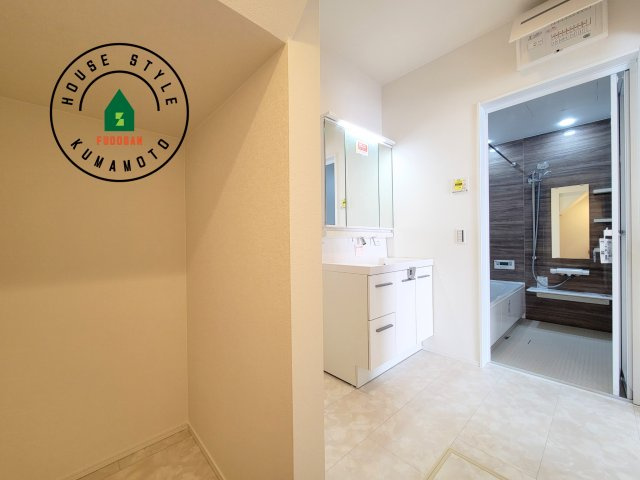 合志市幾久富第1-2棟（5号棟）の内観：施工例|ゆとりの洗面スペースで朝の身支度もスムーズに。暮らしを快適に変えるシャワー付洗面台です！