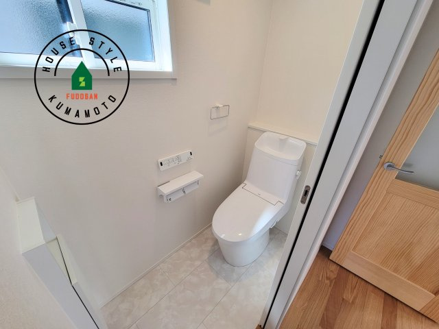 合志市幾久富第1-2棟（5号棟）の内観：施工例|温水洗浄便座を完備しております。2ヶ所にトイレがあるのは朝の慌ただしい時間も安心です。
