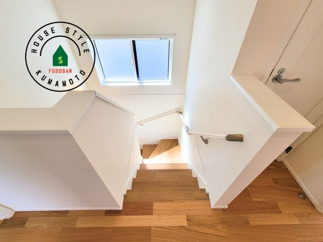 合志市幾久富第1-2棟（5号棟）の内観：施工例|＜手すり付階段＞手すりがないと階段の昇り降りで危険なことはもちろん、壁に手をつきながら歩くことで壁紙が汚れやすくなります。すべての方に快適に昇り降りしていただくため、手すりを設置しました。