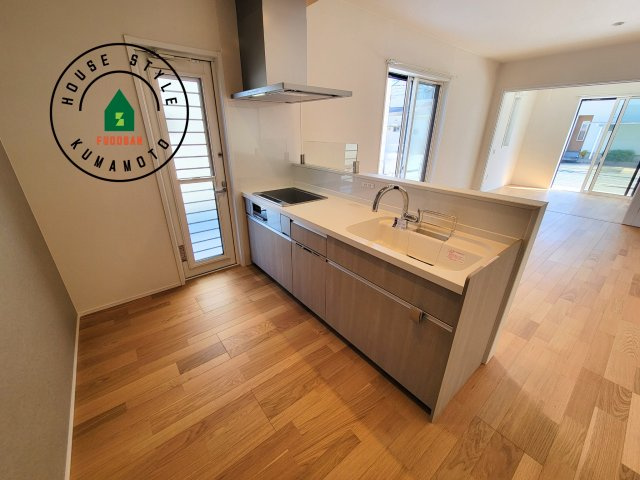 合志市幾久富第1-2棟（5号棟）の内観：施工例|ダイニングテーブルへの配膳がラクラク、お料理はかどるカウンター付きシステムキッチン！