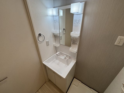 【独立洗面台】 | モンターニャ・グランデ東岩槻B | 独立洗面台、小物を置くことができて便利です