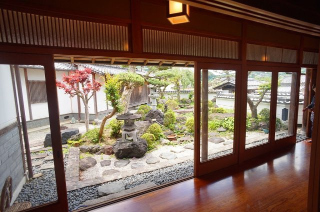 【庭】 | 奈良県御所市大字栗阪329-2 | 続き間の「和室8帖」広縁を挟んでお庭を眺望できます☆