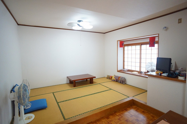 【内装】 | 奈良県御所市大字栗阪329-2 | リビングに面した和室です。