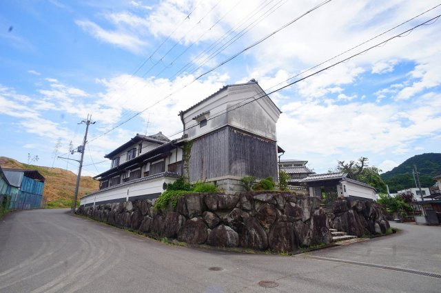 【外観】 | 奈良県御所市大字栗阪329-2 | 【広大な敷地！風格のある日本家屋、蔵のある家♪景観美しいお庭☆倉庫・サンルームあり☆隣接する更地付き！更地部分、複数台駐車可です！】