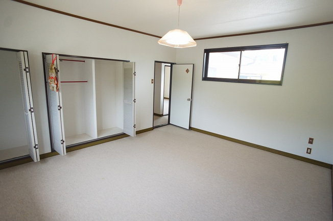 【子供部屋】 | 奈良県御所市大字栗阪329-2 | 【2階：西側の洋室】クローゼット完備です♪