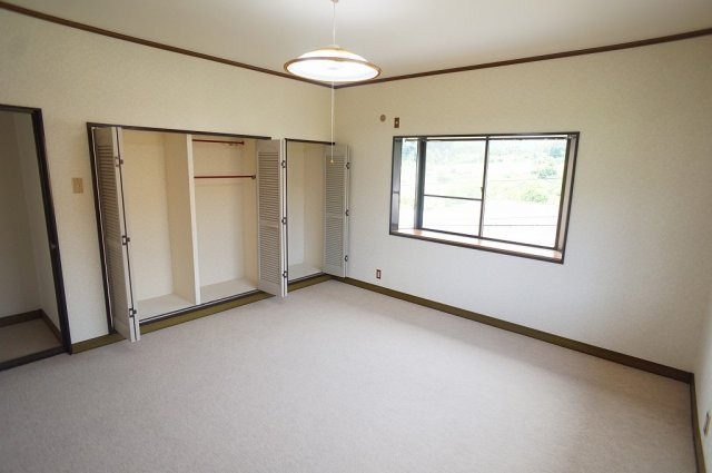 【子供部屋】 | 奈良県御所市大字栗阪329-2 | 【2階：東側上の洋室】クローゼット完備です♪