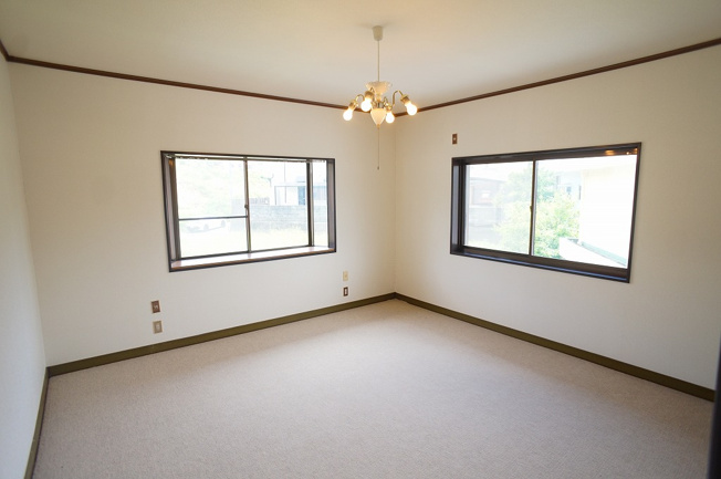 【寝室】 | 奈良県御所市大字栗阪329-2 | 【2階：東側下の洋室】