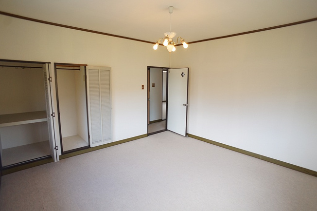 【寝室】 | 奈良県御所市大字栗阪329-2 | 【2階：東側下の洋室】クローゼット完備です♪