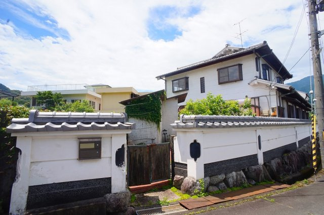 【外観】 | 奈良県御所市大字栗阪329-2 | 建物北側の門扉☆勝手口・サンルームへと続きます♪