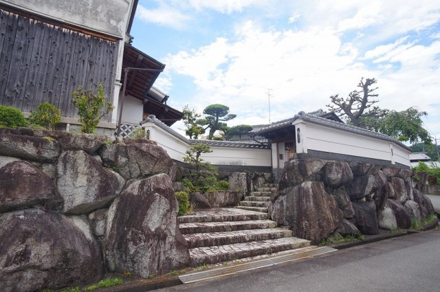 【外観】 | 奈良県御所市大字栗阪329-2 | 建物西側、正門へと続く石階段です。